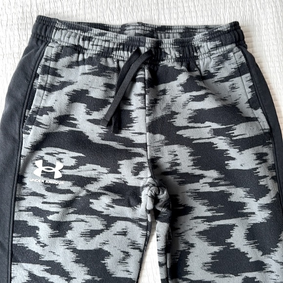 Under Armour boys jogging pants with cuff. Youth size Large. Blk and grey. - Picture 2 of 4